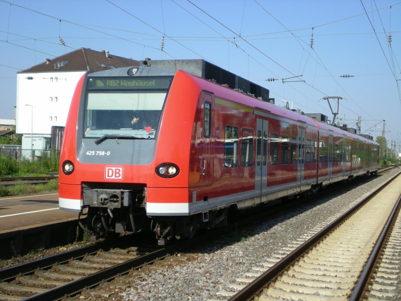 Der 425 758-0 verlt am 26.09.2008 um 11:18 Uhr den Bahnhof Mannheim-Rheiaus als RB nach Waghusel. 