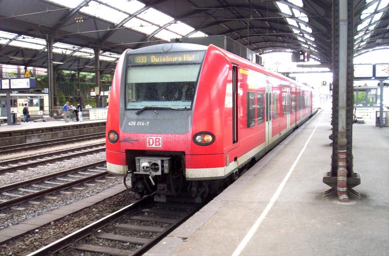 Der 426 014-7 steht am 2.5.2005 nach der Ankunft aus Duisburg mit der RB 33  Rhein-Niers-Bahn  in Aachen Hbf an Gleis 3.