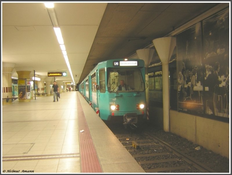 Der 5. Zug der U6 zum Ostbahnhof mit den Ptb-Triebwagen 699, 695 und 738 am 07.07.2007 an der Station Bockenheimer Warte, wo die Zge an diesem Tag wegen einer Demonstration auerplanmig endeten. 