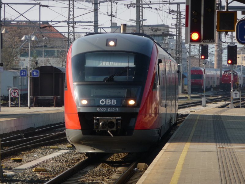 Der 5022 042-3 trifft am 04.04.09 im Wiener Neustadt Hauptbahnhof ein. 