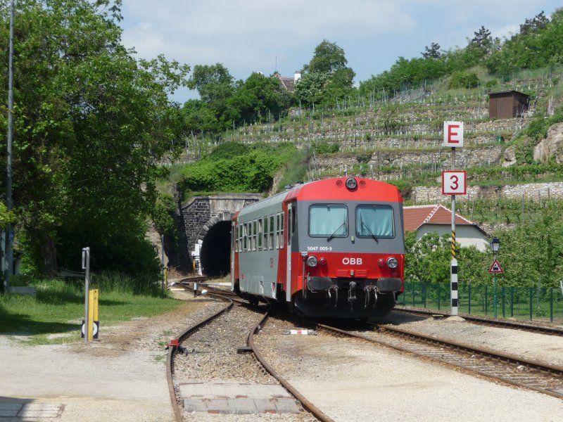 Der 5047 005-3 verlsst Drnstein-Oberloiben in Richtung Spitz/Donau. (17.05.09)