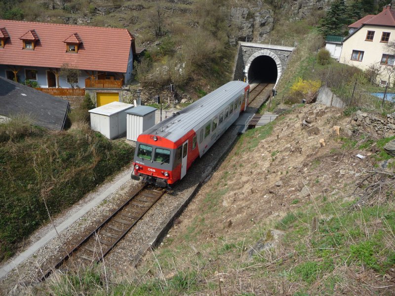 Der 5047 014-5 verlsst den Drnsteinertunnel und wird nun den Schlossbergtunnel passieren. (06.04.09)