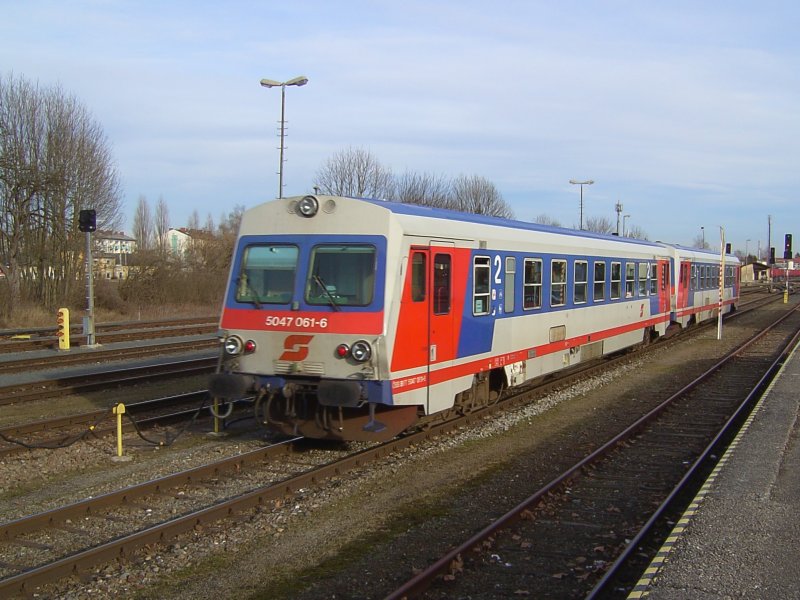 Der 5047 061 und der 5047 078 am 04.02.2008 bei der Ausfahrt in Braunau. 