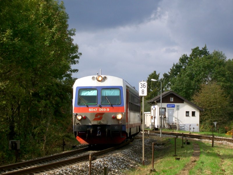 Der 5047 069 am 04.10.2008 als R nach Steindorf am Abzweig Mining. 