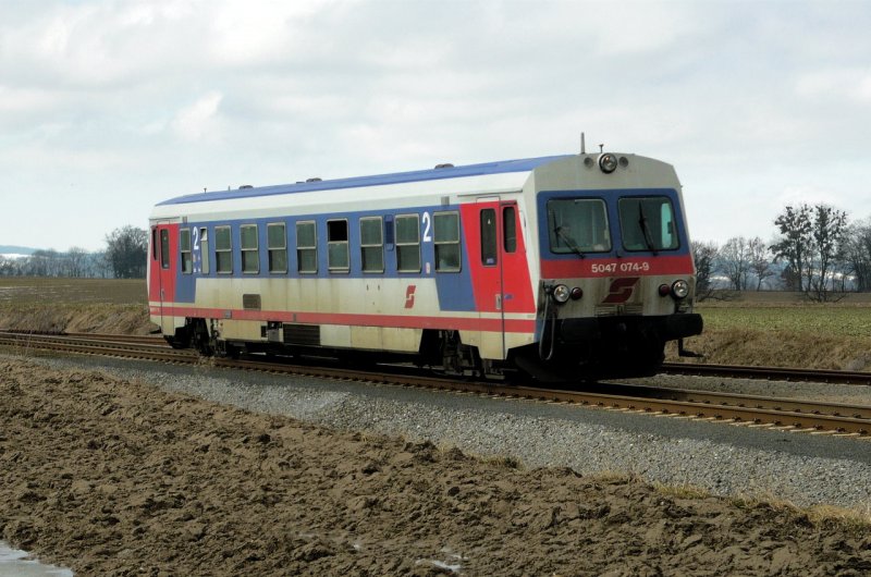Der 5047-074 fhrt gerade Richtung Geinberg. 28.02.2009