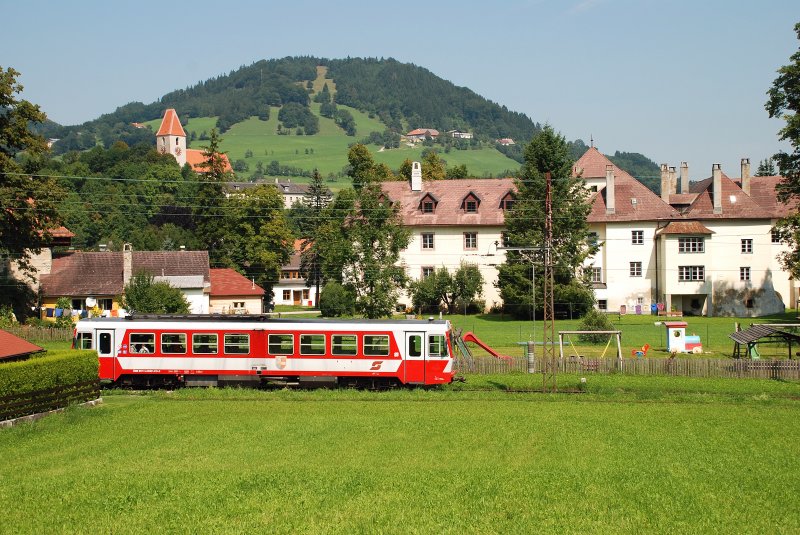 Der 5090 015 bildete am 18.August 2009 einen Regionalzug von St.Plten nach Laubenbachmhle. Diese Aufnahme zeigt den Zug kurz nach Kirchberg an der Pielach.