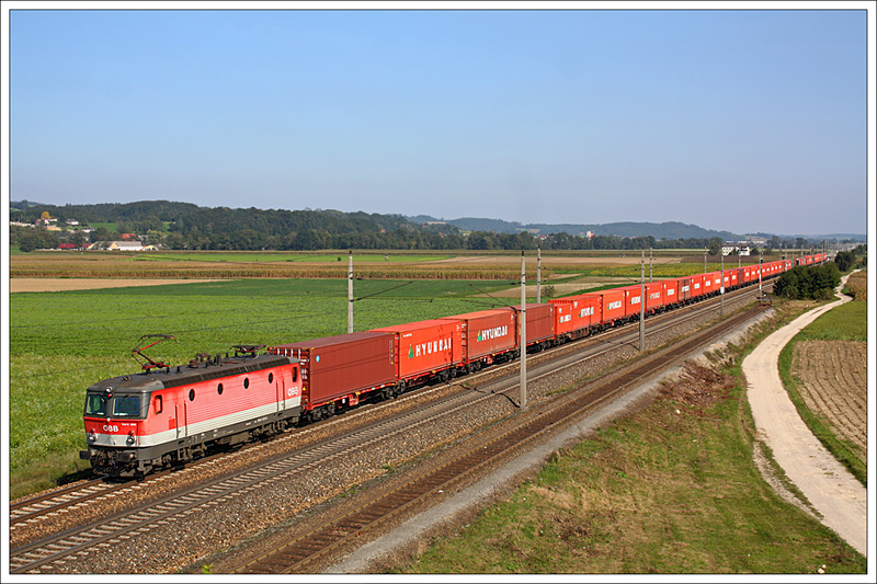 Der 550m lange SKGAG 41388 mit der 1044 020 wurde am 26. September 2009 nahe Amstetten abgelichtet.