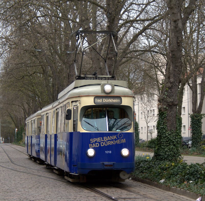 Der 6 Achser 1018 durfte mit seinem 6 Achsachser Beiwagen 1058 bei der Fotoparade auch mitmachen. Hier steht er nun an der Schleife Ebertspark.