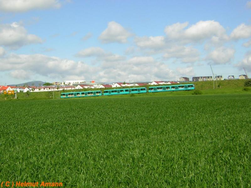 Der 6. Zug der Linie U 2 nach Bad Homburg-Gonzenheim nahm am Morgen des 10.05.2005 mit den Triebwagen 504, 503 und 527 Anlauf auf der Rampe zur berquerung der Brcke ber die A 661.