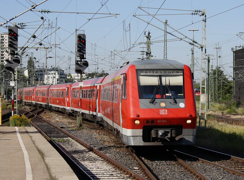 Der 611 003 und 2 Weiter am 01.08.2009 bei der Einfahrt in den Stuttgarter Hbf.