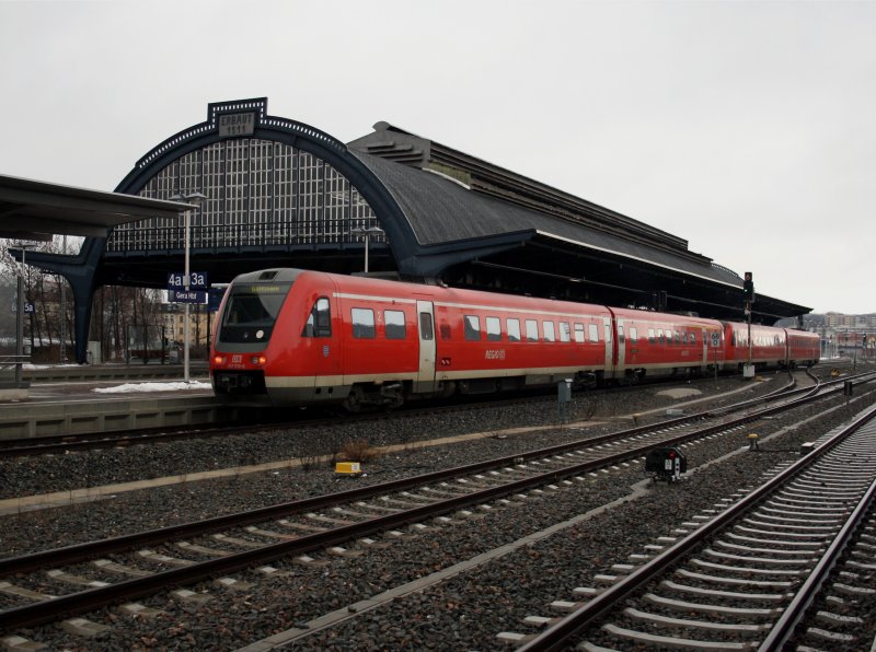 Der 612 530 und ein Weiterer am 22.02.2009 bei der Ausfahrt aus Gera Hbf. 