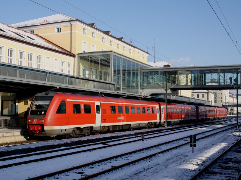 Der 612 558 und ein weiterer am 09.01.2009 in Regensburg Hbf.