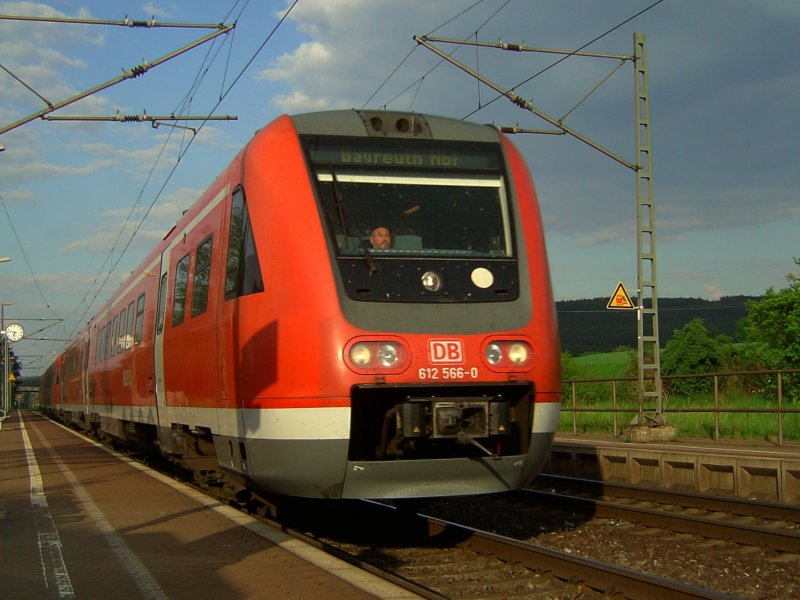 Der 612 566 am 12.05.2008 bei der Durchfahrt in Redwitz (Rodach)