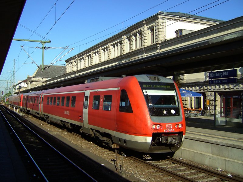 Der 612 587 am 10.05.2008 auf Gleis 1 in Nrnberg Hbf.