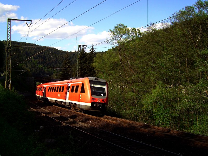 Der 612 615 legt sich bei Lauenstein in die Kurve. (10.05.2008)