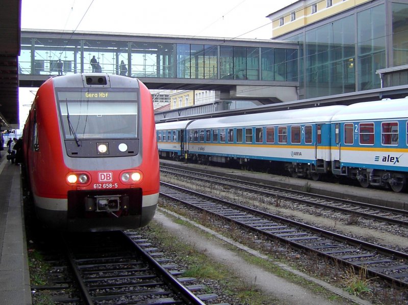 Der 612 658 am 09.12.2008 bei der Ausfahrt auf Gleis 4 aus Regensburg Hbf nach Gera 