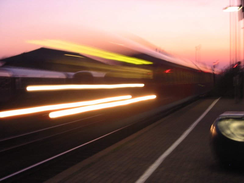Der 612er als RE nach Hof rauscht im Abendlicht des 14.10.2005 in den Bahnhof Hersbruck (rechts d. Pegnitz) ein.