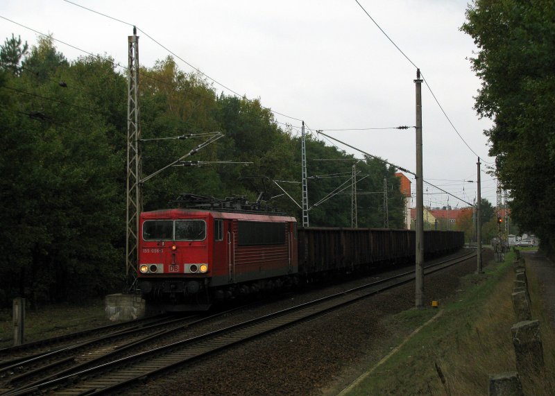 Der 61647 Kohlenzug mit 155 056-5 vom Knigs Wusterhausener Hafen kommt leer zurck durch Bestensee nach Spreewitz am 21.10.