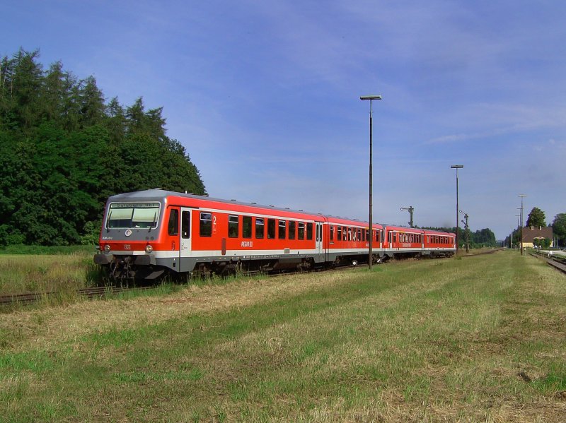 Der 628 411 und ein weitere am 21.06.2008 bei der Ausfahrt aus Tling. 