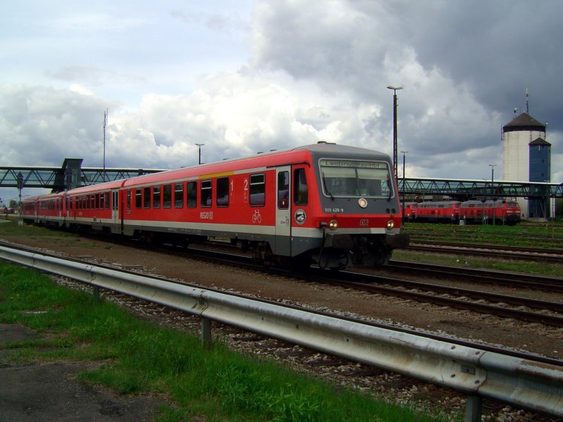 Der 628 420 am 01.05.2008 bei der Ausfahrt aus Mhldorf in Richtung Landshut.