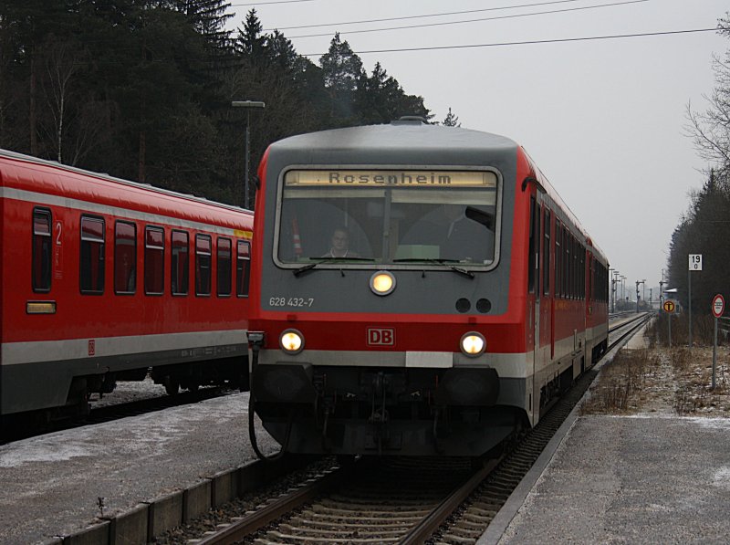 Der 628 432 am 02.01.2009 als RB von Burghausen nach Mhldorf bei der Einfahrt in Kastl. 