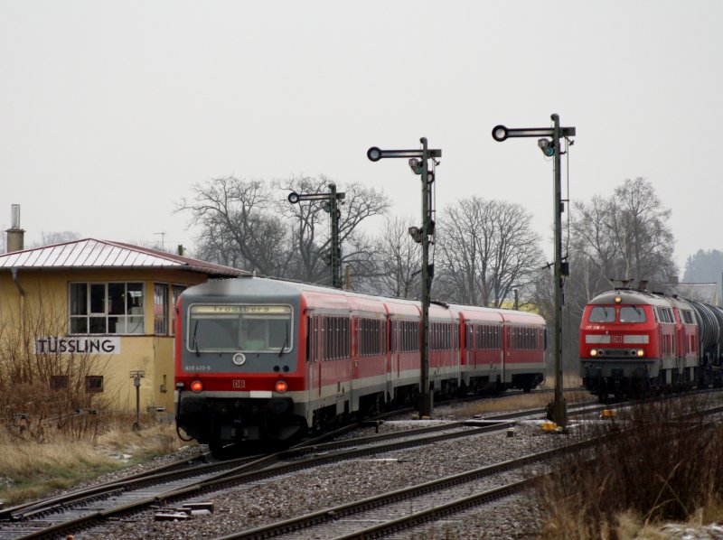 Der 628 433 am Schluss der 3 teiligen 628er Garnitur am 02.01.2009 bei der Einfahrt in Tling. Im Hintergrund ist die 217 016 und die 225 806 zusehen.   