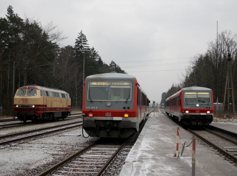 Der 628 559, der 628 629 und die 217 002 am 02.01.2009 in Kastl. 