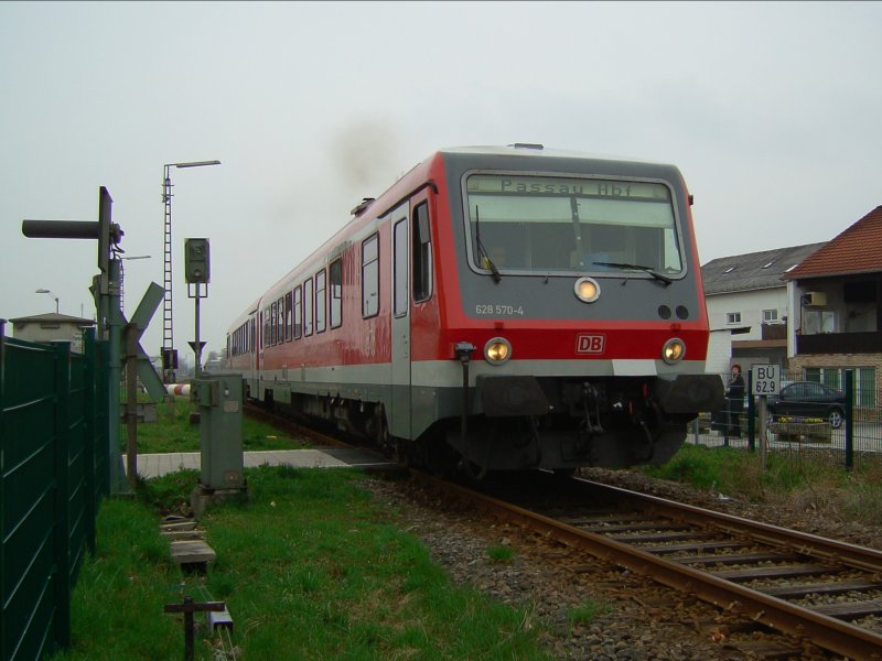 Der 628 570 am 12.04.2008 bei der Ausfahrt in Pfarrkirchen. 