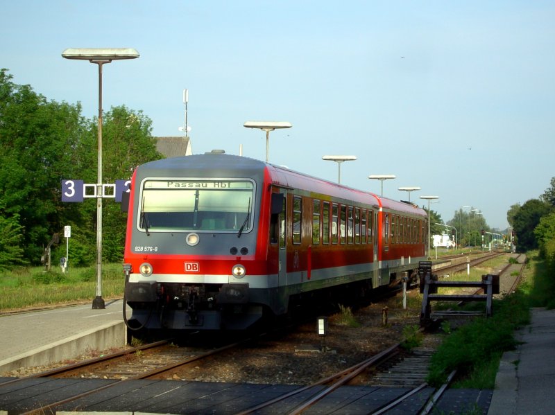 Der 628 576 als RB nach Passau am 21.06.2008 auf Gleis 2 in Pfarrkirchen.