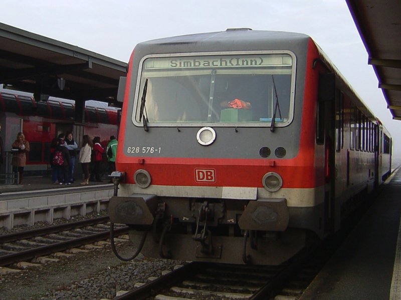 Der 628 576 am 01.12.2007 in Mhldorf auf Gleis 6 und wartet auf ausfahrt nach Simbach am Inn. 