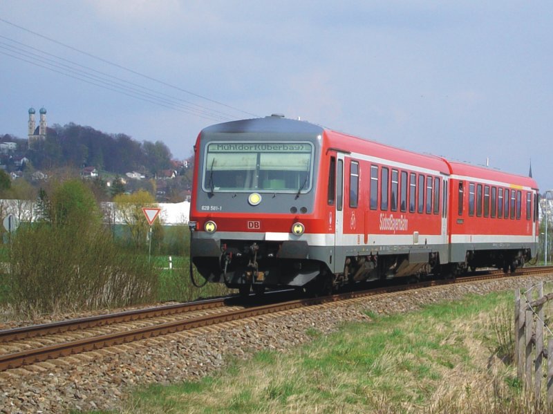 Der 628 581 am 13.04.2008 bei der Ausfahrt aus Pfarrkirchen Im Hintergrund ist die berhmte Gartelberg Kirche zu sehen.