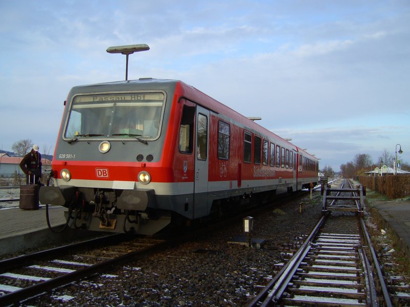 Der 628 581 nach Passau am 23.03.2008 in Pfarrkirchen.