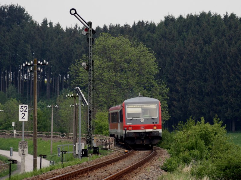 Der 628 639 am 01.05.2009 bei der Ausfahrt aus Bad Birnbach. 