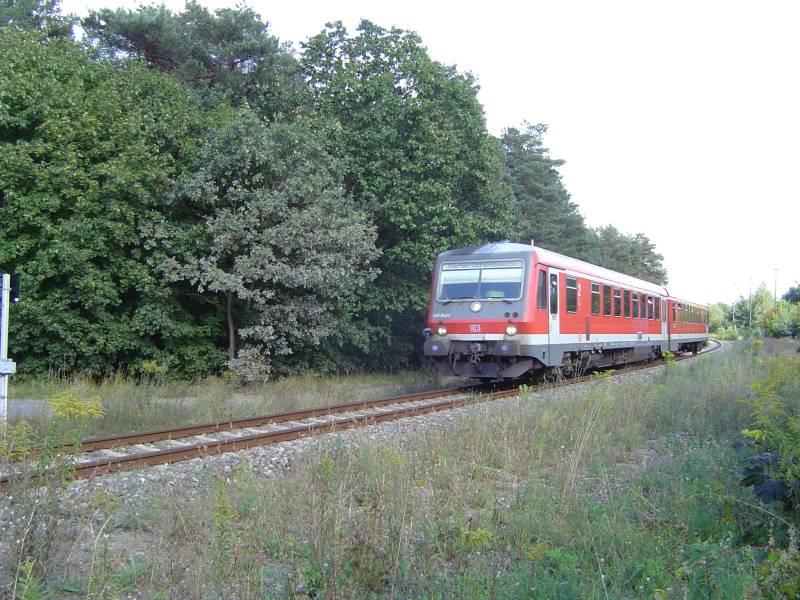 Der 628 642 ist am 12.09.04 auf dem Weg von Frankfurt (Oder) nach Berlin-Schneweide, hier hat er gerade den Bahnhof Zernsdorf verlassen.