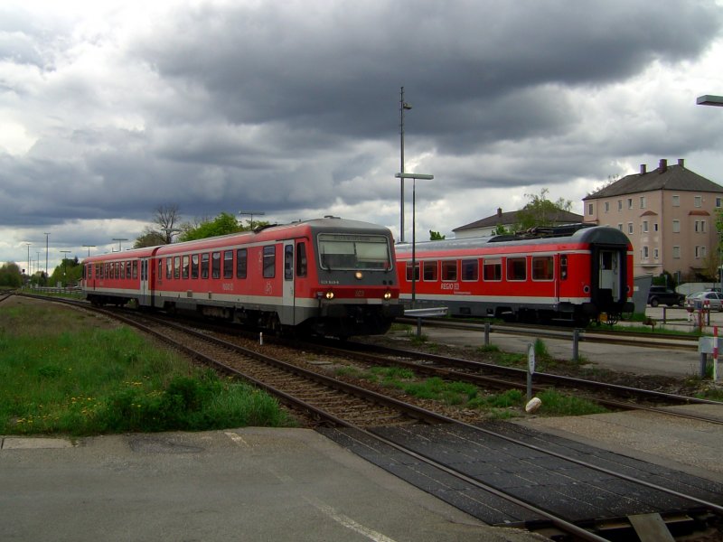 Der 628 649 am 01.05.2008 bei der Einfahrt in Mhldorf im Hintergrund ist der Speisewagen der Sdostbayernbahn zusehen.     