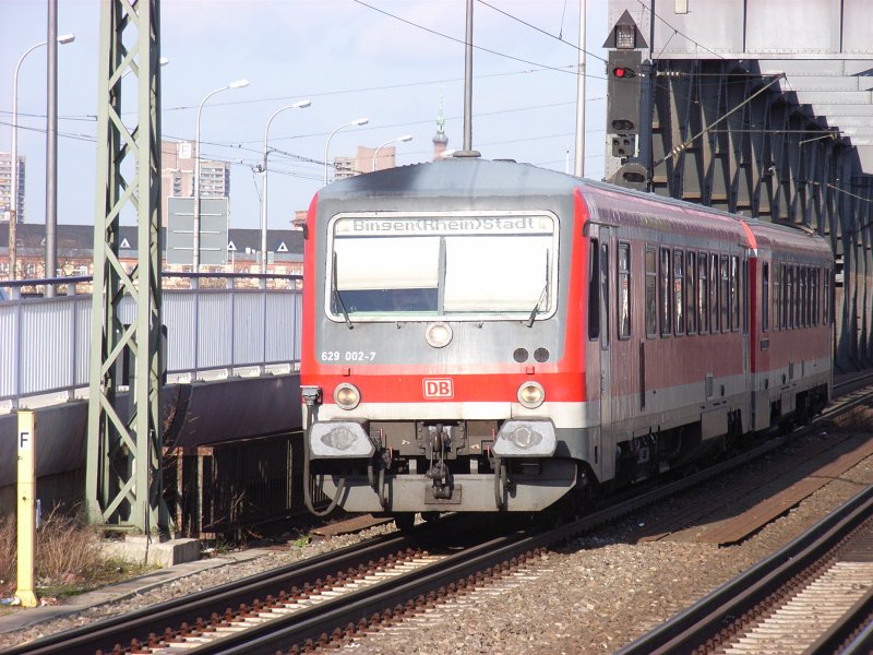 Der 629 002-7 mit seiner Regionalbahn nach Bingen Stadt fhrt am 10.03.05 gegen 16.15 in Ludwigshafen / Mitte ein.