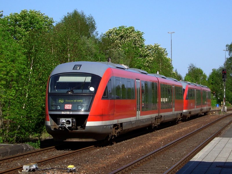 Der 642 119 und ein weiterer am 12.05.2008 bei der Einfahrt in Neuenmarkt-Wirsberg. 