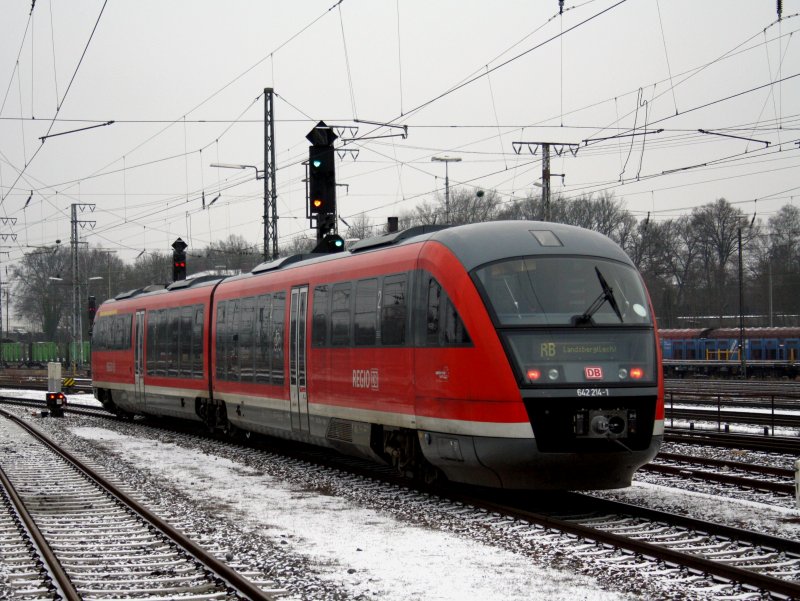 Der 642 214 am 07.01.2009 bei der Ausfahrt aus dem Augsburger Hbf. 