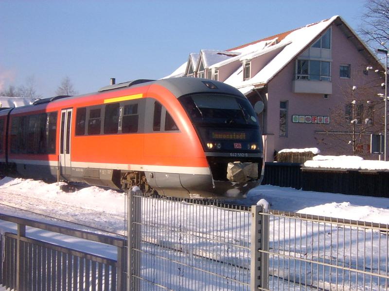 Der 642 592 macht sich am. 30.01.2005 als Regionalbahn auf den Weg nach Oberstdorf. Hier bei der Ausfahrt aus Immenstadt