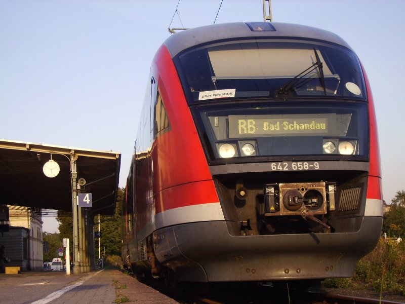 Der 642 658-9 am Sommerabend des 22. September 2007 im Bahnhof von Pirna.