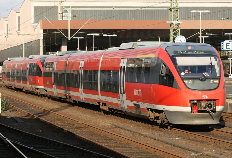 Der 643 551 durchfhrt Dsseldorf HBF in DT nach  Nicht Einsteigen , aufgenommen am 10.10.2009