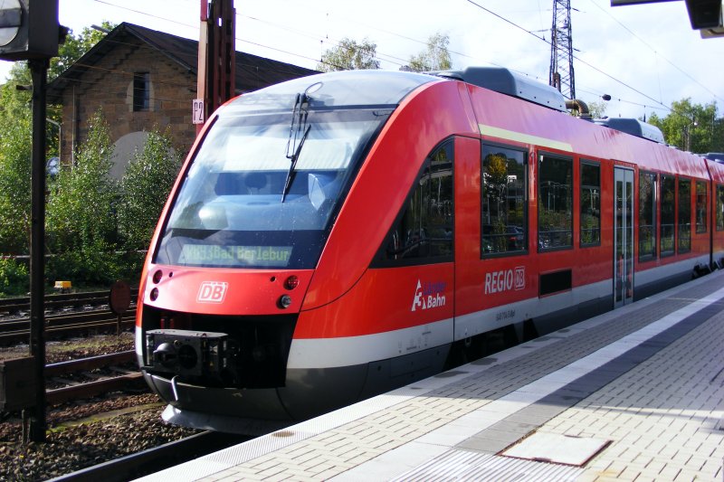 Der 648 704-5 steht in Kreuztal und wartet auf Weiterfahrt.