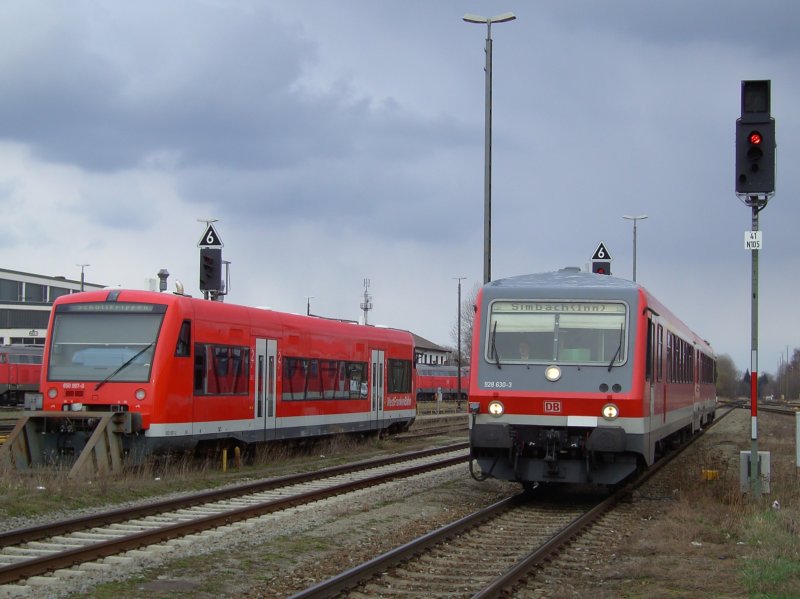 Der 650 997 auf einen Abstellgleis und der 628 630 bei der Einfahrt am 23.03.2008 in Mhldorf. 