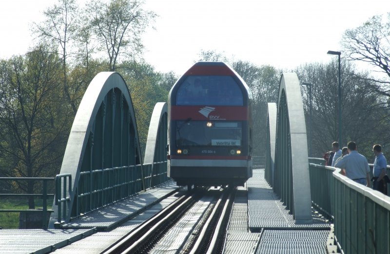 Der 670-006 aka  Alfred  von der DWE (Dessau-Wörlitzer-Eisenbahn) überquert hier die Muldebrücke zwischen Dessau und DE-Waldersee.
Da der Schienenbus nicht allzuoft zu sehen ist, schauen natürlich auch die Dessauer zu.
Fahrtziel: Wörlitz, mit seinem UNESCO-Weltkulturerbe, dem Wörlitzer Gartenreich.

Dessau, der 13.4.09