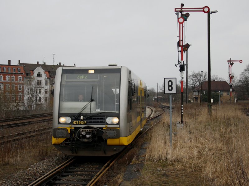 Der 672 910 am 22.02.2009 bei der Einfahrt in Zeitz. 