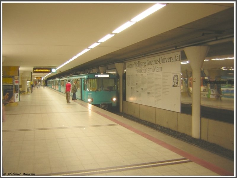 Der 7. Zug der U7 nach Enkheim mit den U2e-Triebwagen 366, 382 und 379 am 07.07.2007 an der Station Bockenheimer Warte, wo sich auch ein Campus der Universitt befindet, erkennbar an der Tafel an der Tunnelwand vor dem Zug. Die Zugzielanzeiger hatten alle die Anzeige  Bitte auf Zugschild achten  weil alle Zge der U6 und U7 an dem Tag auerplanmig wegen einer Demonstration an der Bockenheimer Warte endeten.