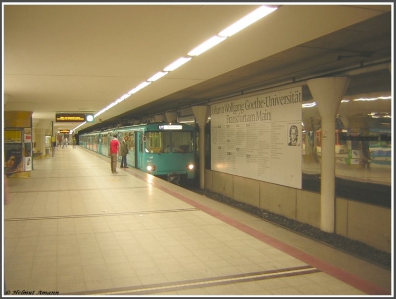 Der 7. Zug der U7 nach Enkheim mit den U2e-Triebwagen 366, 382 und 379 am 07.07.2007 an der Station Bockenheimer Warte, wo sich auch ein Campus der Universitt befindet, erkennbar an der Tafel an der Tunnelwand vor dem Zug. Die Zugzielanzeiger hatten alle die Anzeige  Bitte auf Zugschild achten  weil alle Zge der U6 und U7 an dem Tag auerplanmig wegen einer Demonstration an der Bockenheimer Warte endeten.