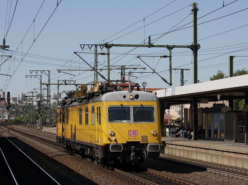 Der 704 005 am 24.08.2009 bei der Durchfahrt in Fulda. 
