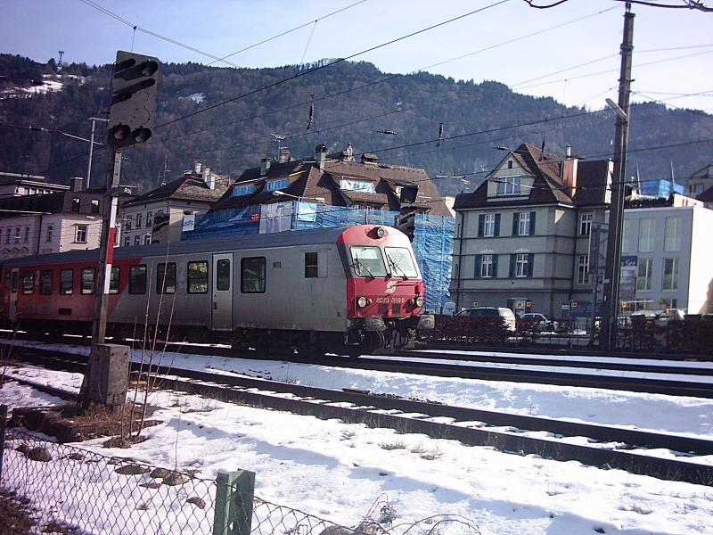 Der 8073 065-8 Cityshuttle Steuerwagen als Eilzug von Lindau nach Bludenz am 3.2.04 kurz vor dem Hauptbahnhof Bregenz.