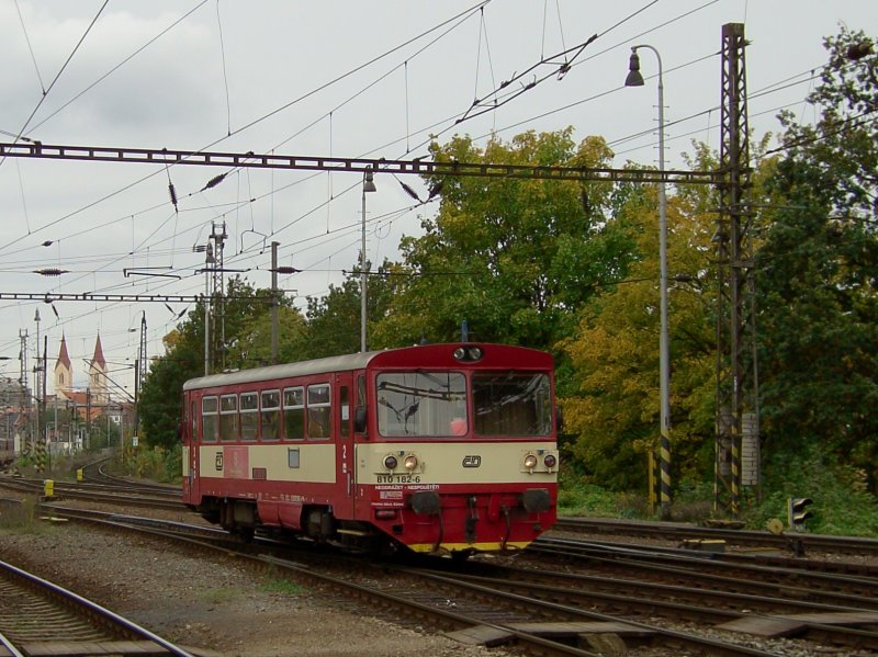 Der 810 182 am 03.10.2008 bei der einfahrt in Pilsen Hbf. 